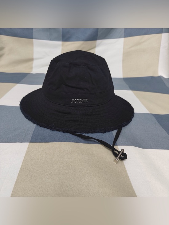 ?Jacquemus Black Bucket Hat with White Logo Tag main image 8